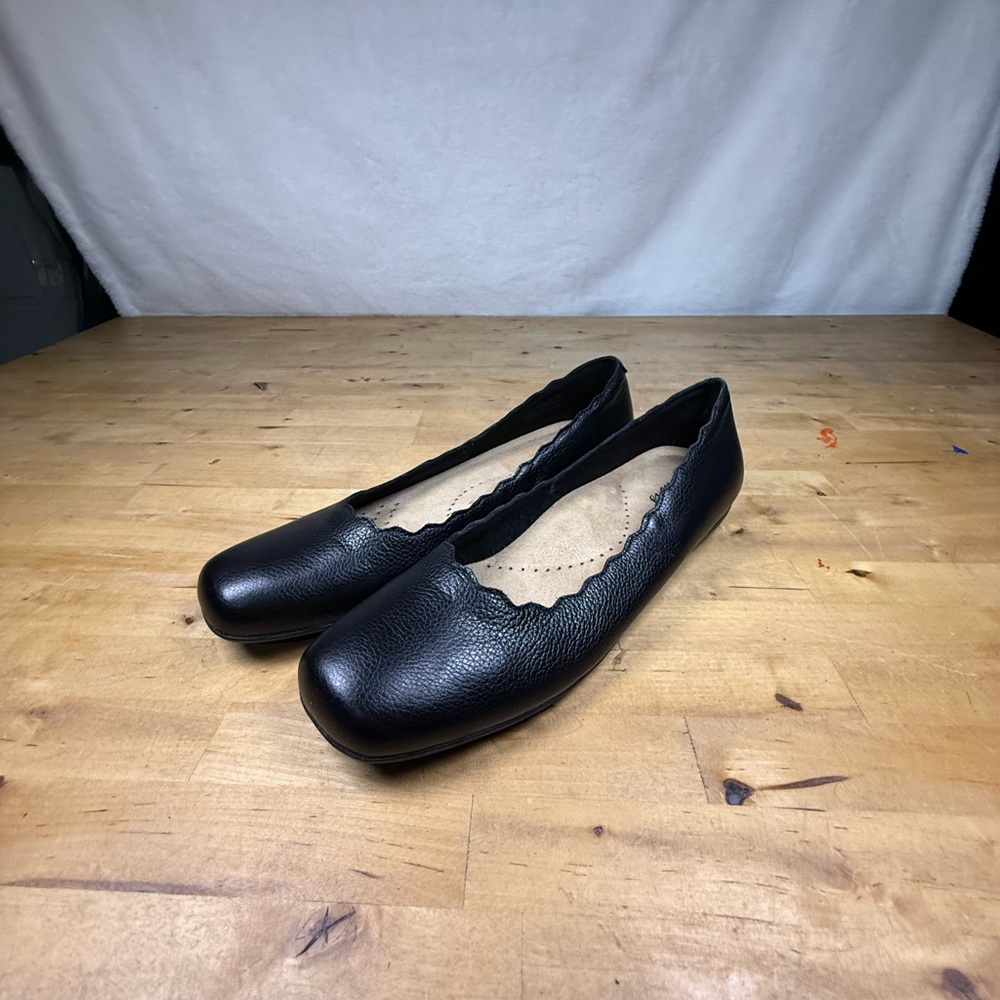Trotters Sabine women's ballet flats black leather scalloped edge design